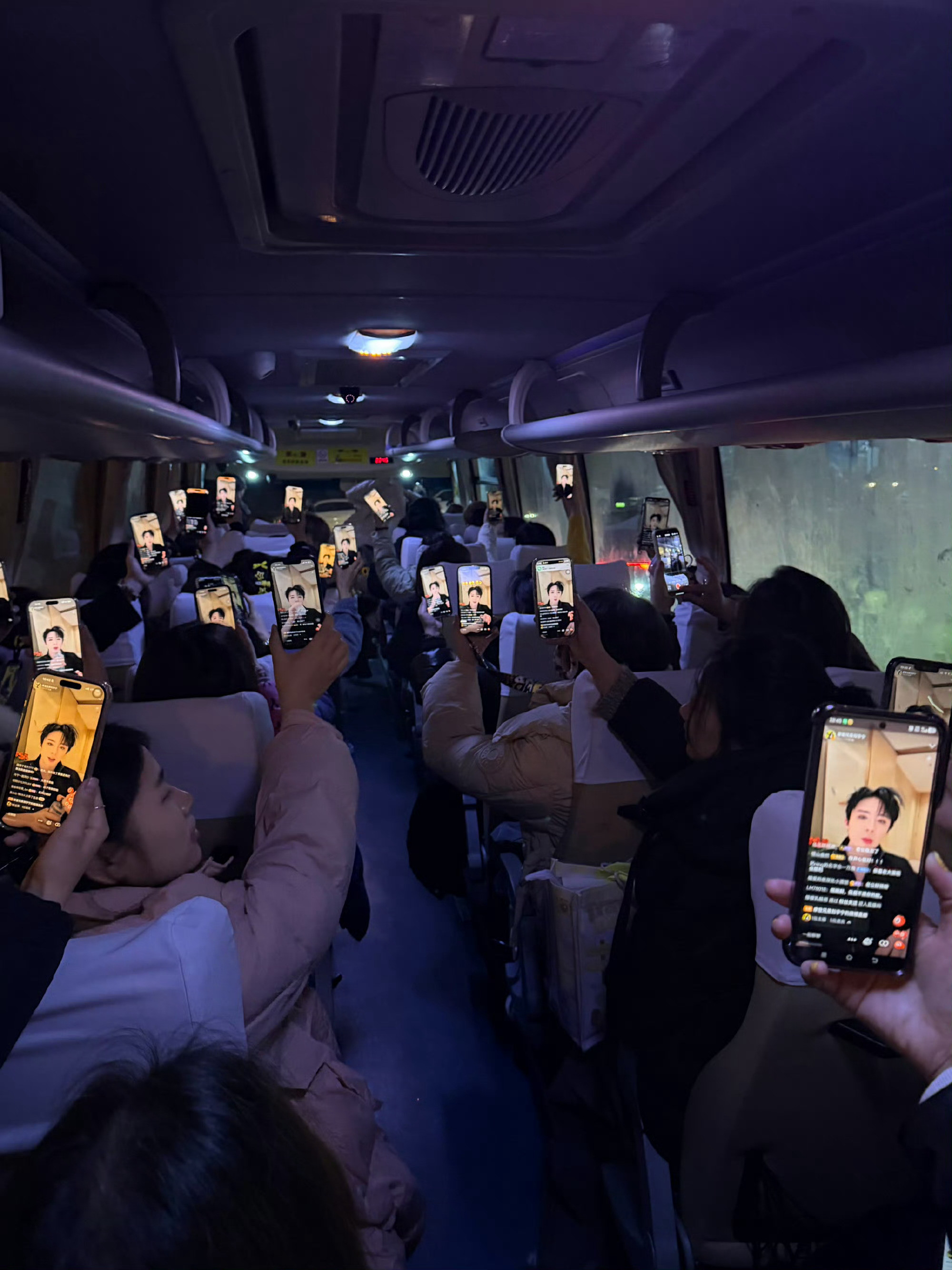 宇宁到成都录地球我的思绪也跟着飞到了成都一起看直播的名场面真的让人记忆犹新演唱会
