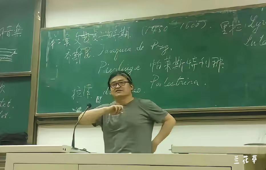 刘欢教课时的情景。以前听说刘欢是哪个大学里的历史老师，唱歌是他的副业，不知