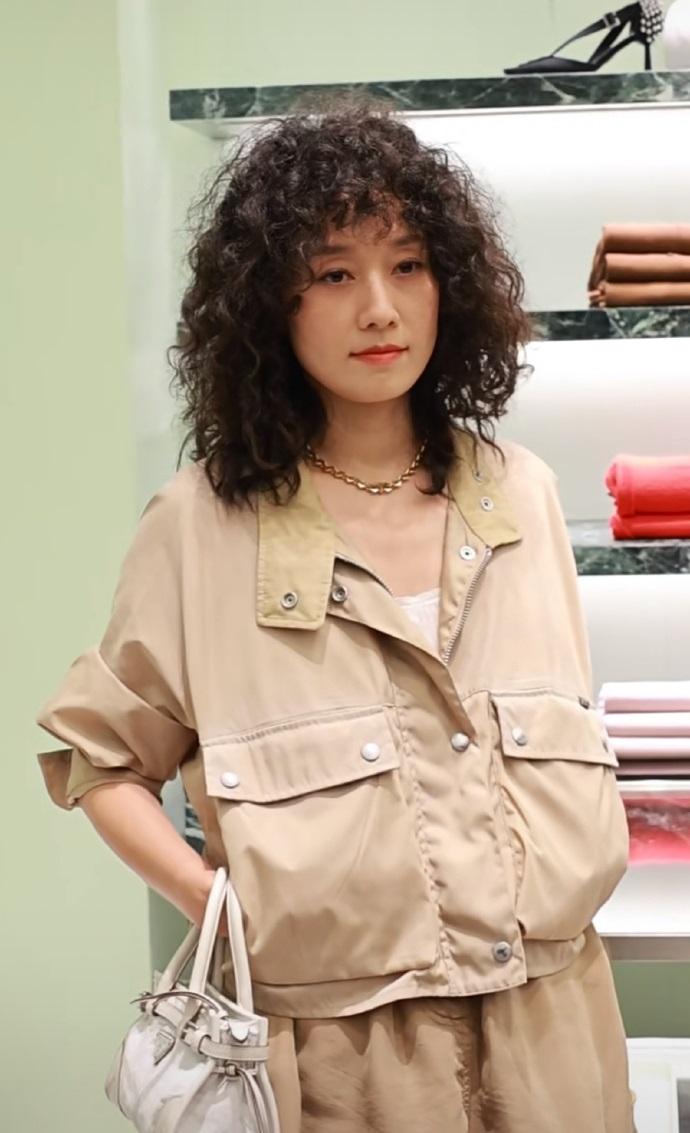 今天马伊琍在出席时尚活动的时候搭配的很有个性，看起来非常的漂亮，还带给人一种耳目