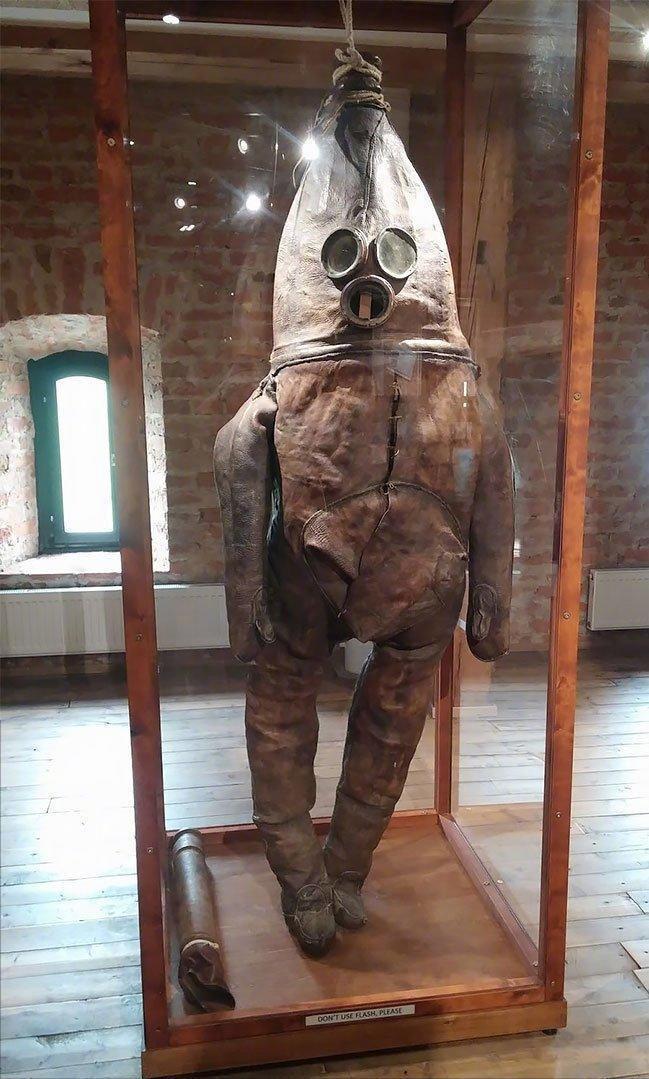 1988年的芬兰，一个人被塞进一个怪异的牛皮袋扔进海里。岸上的人都以为要出事，没