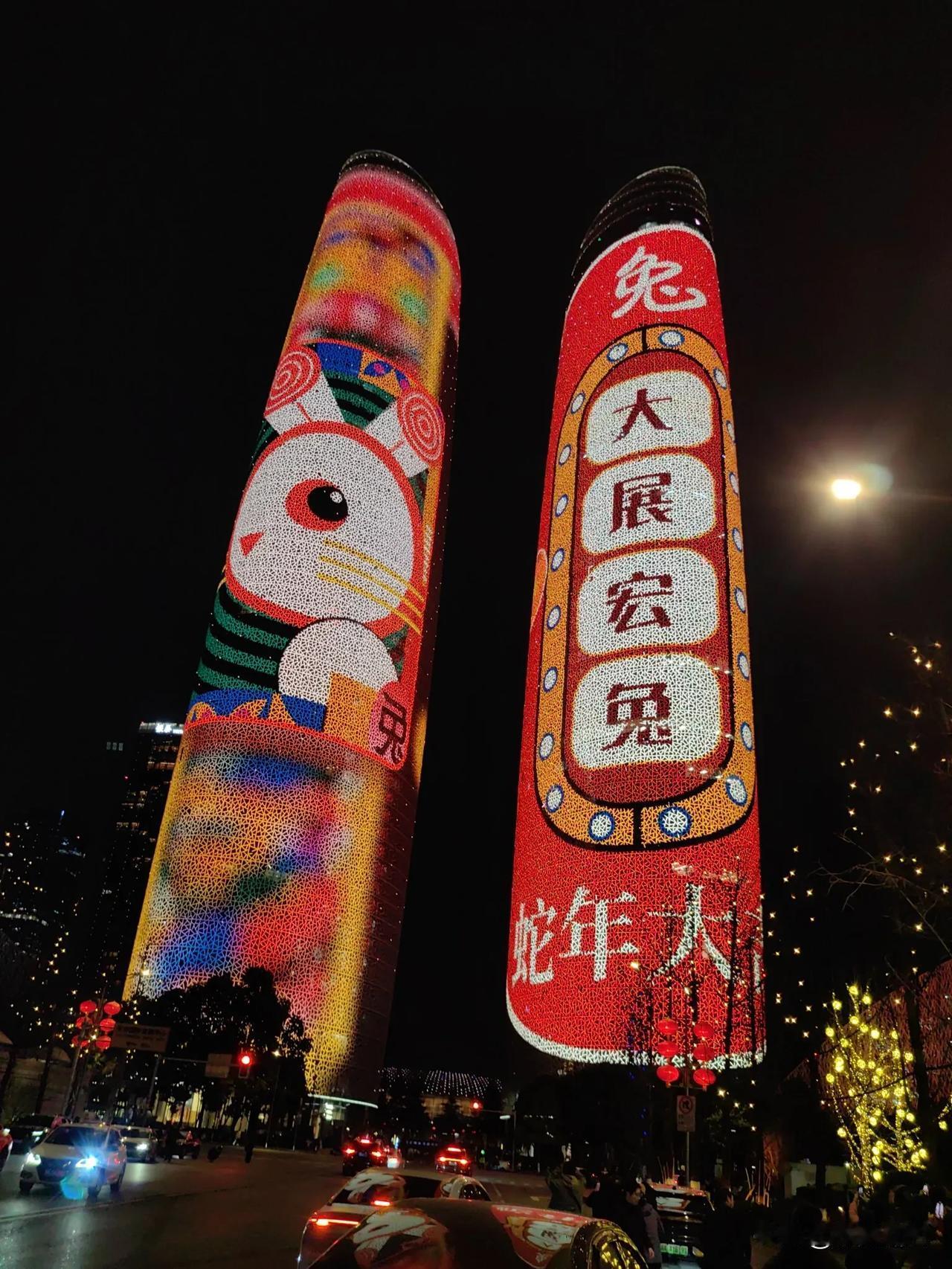 成都双子塔，夜幕下的霓虹灯，惊艳了整座城市！