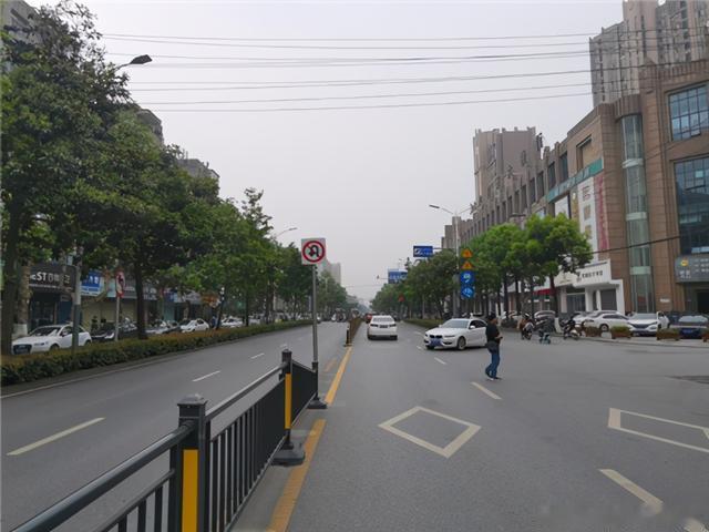 看一下湖北荆州与沙市合并后30多年来，20多公里距离的北京路两侧的空旷区域都盖满