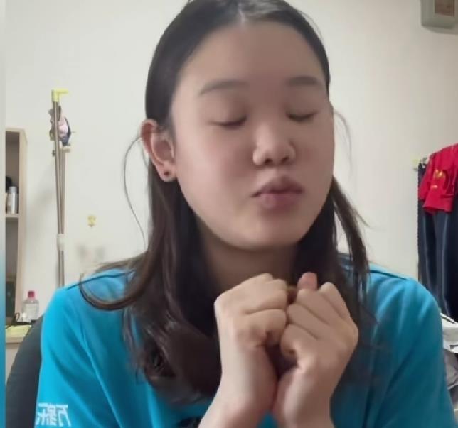 张家齐在综艺里说“我不是你养大的，我是队里养大的”，这句话把她和母亲之间那条裂缝彻底撕开了。去年八月