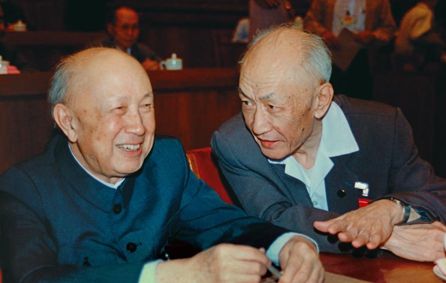 这是1991年钱学森与朱光亚在会议期间亲切交谈。这一年，钱学森80岁，朱光亚68