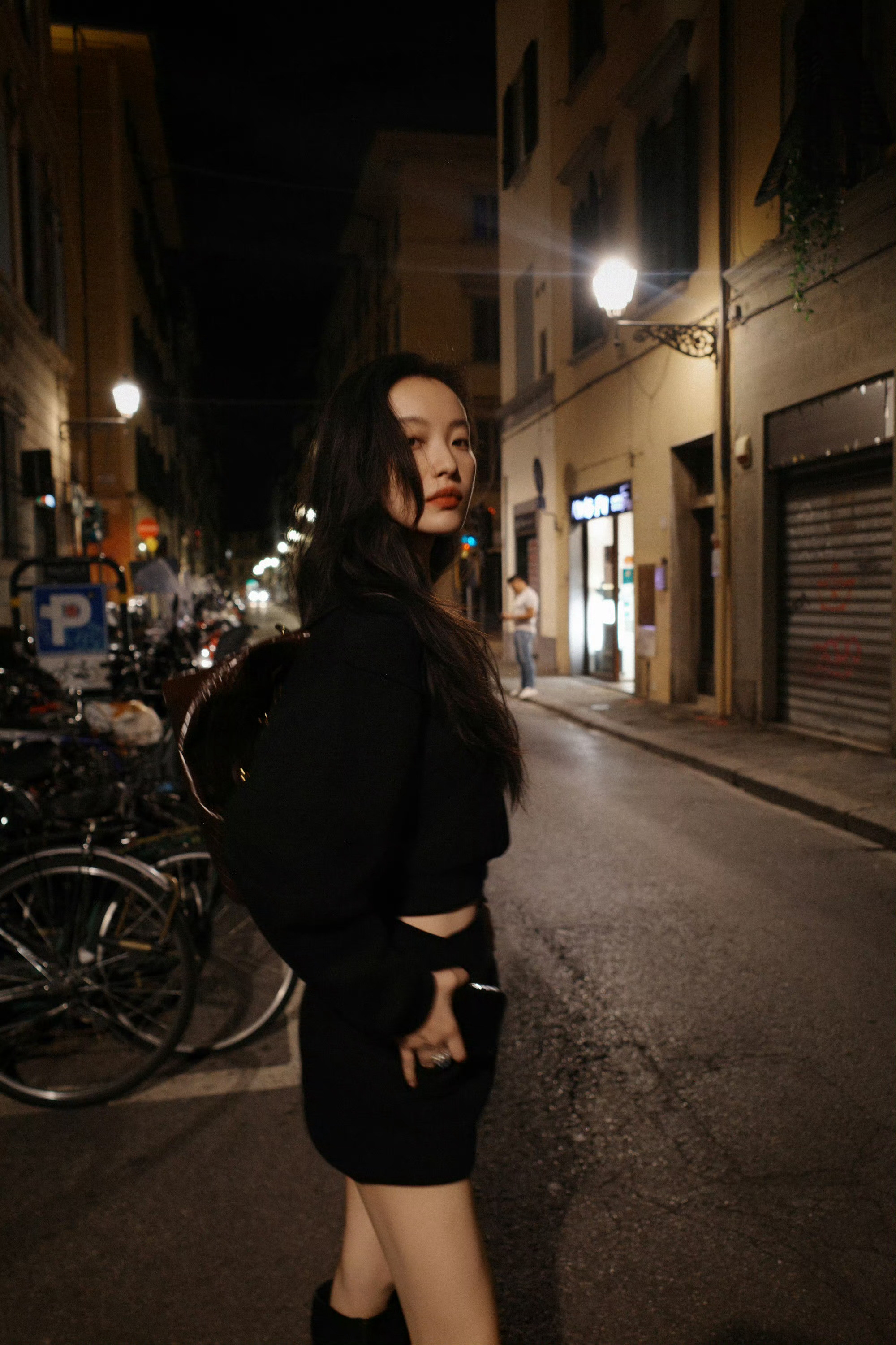 倪妮暗夜街头，诉说着午夜的情话。​​​