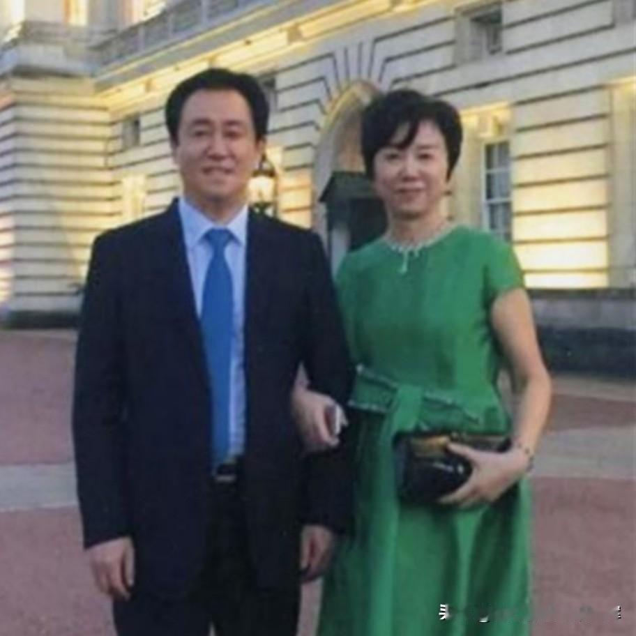 许家印前妻近况，丁玉梅69岁，人长得比同龄人年轻漂亮，性格冷默不爱知声，居住在