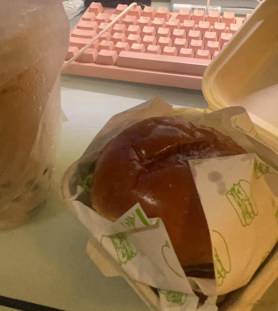 这两天喉咙好多了，奖励自己啃个猪扒包跟珍珠奶茶把