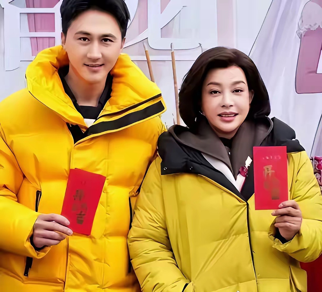 75岁刘晓庆杀疯了！短剧硬演14岁少女，拍吻戏更引全网炸锅