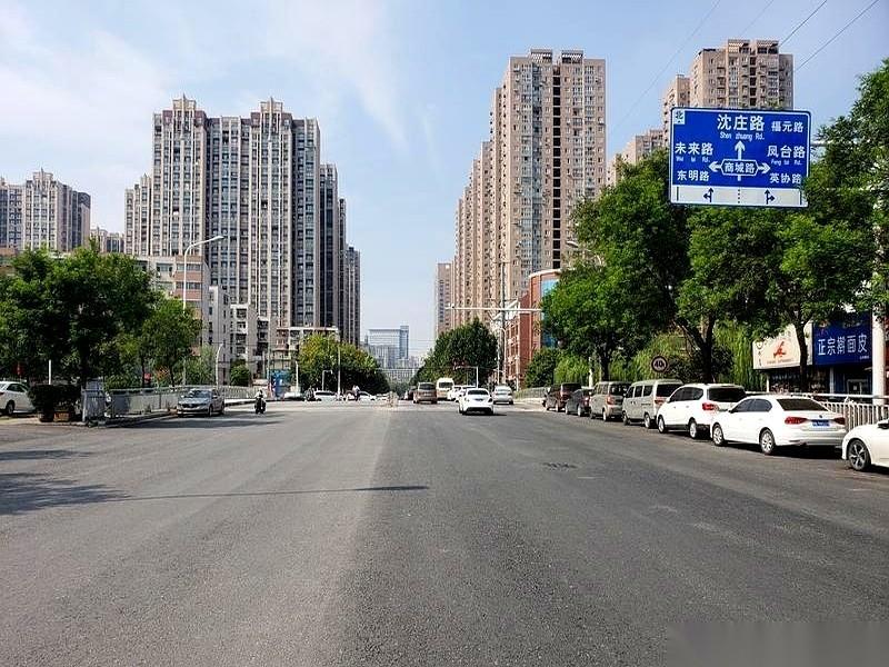 3400万，248天，直接砸下来。就砸在起步区那几条新路上。路灯、监控、电力沟