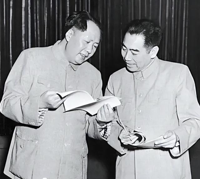 1961年，毛主席和周总理大吵了一架，两人谁也说服不谁。正当双方都下不了台时，主