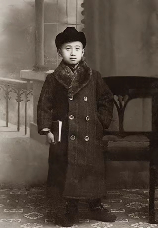 牛人一般都是早就牛了！请看这张：1921年，10岁的钱学森在北京师范大学附属小学