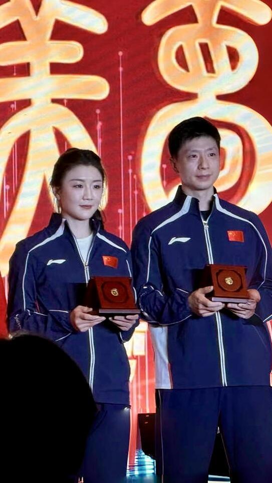 龙队和梦姐还是相遇了，好强的两人！分享两个人的合照，还得是十金兄妹，太羡慕了，