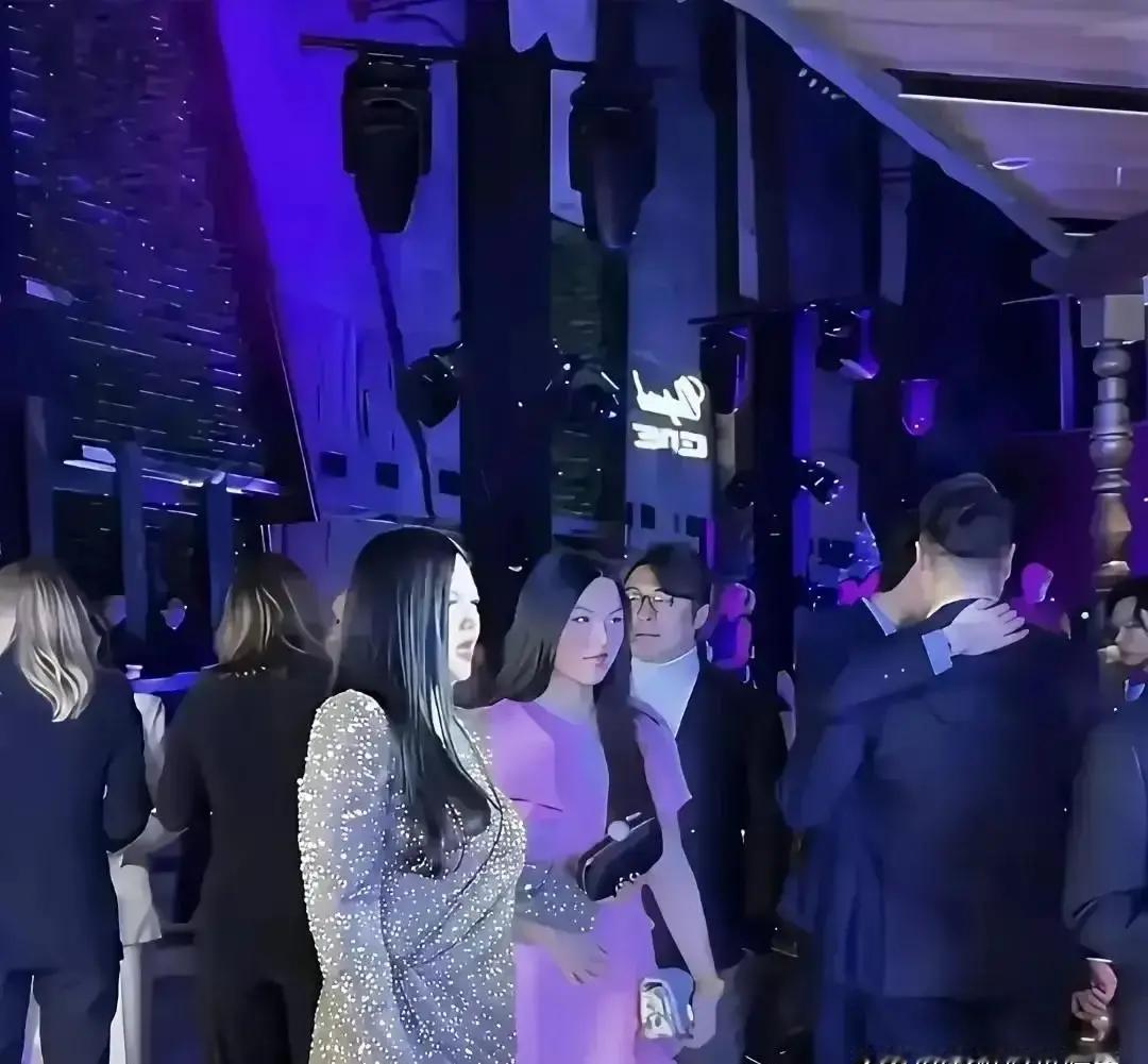 她在国内富豪饭局上插不上话，却在英国皇室的沙龙里谈笑风生。不是她变了，是游