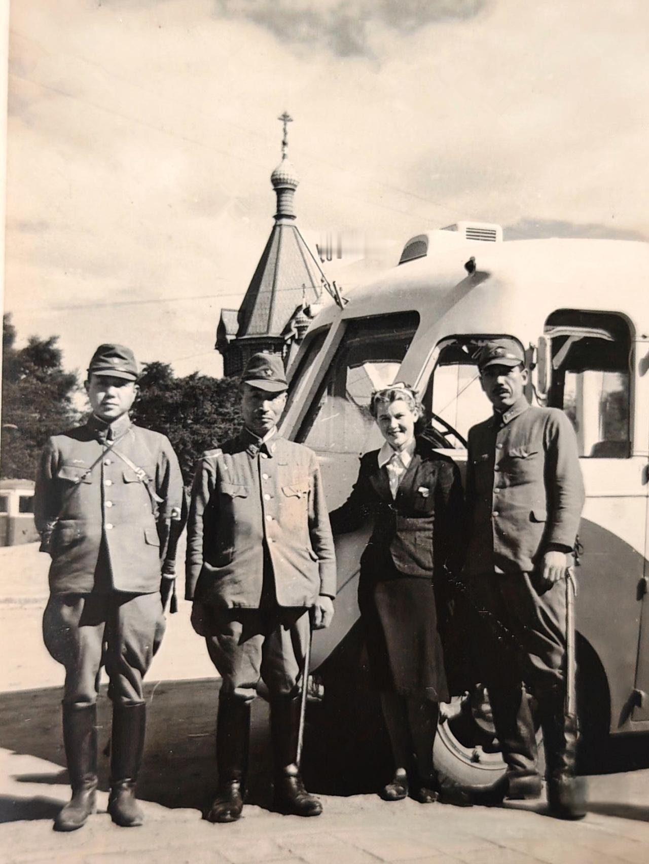 这是三名日军军官和一个外国女孩的合影照片。这是九一八事变后，日军于1932年2月