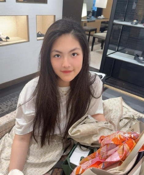 王诗龄在妈妈李湘的镜头里，永远是一副乖乖女的可爱形象，经过多年的留学生涯，越来越
