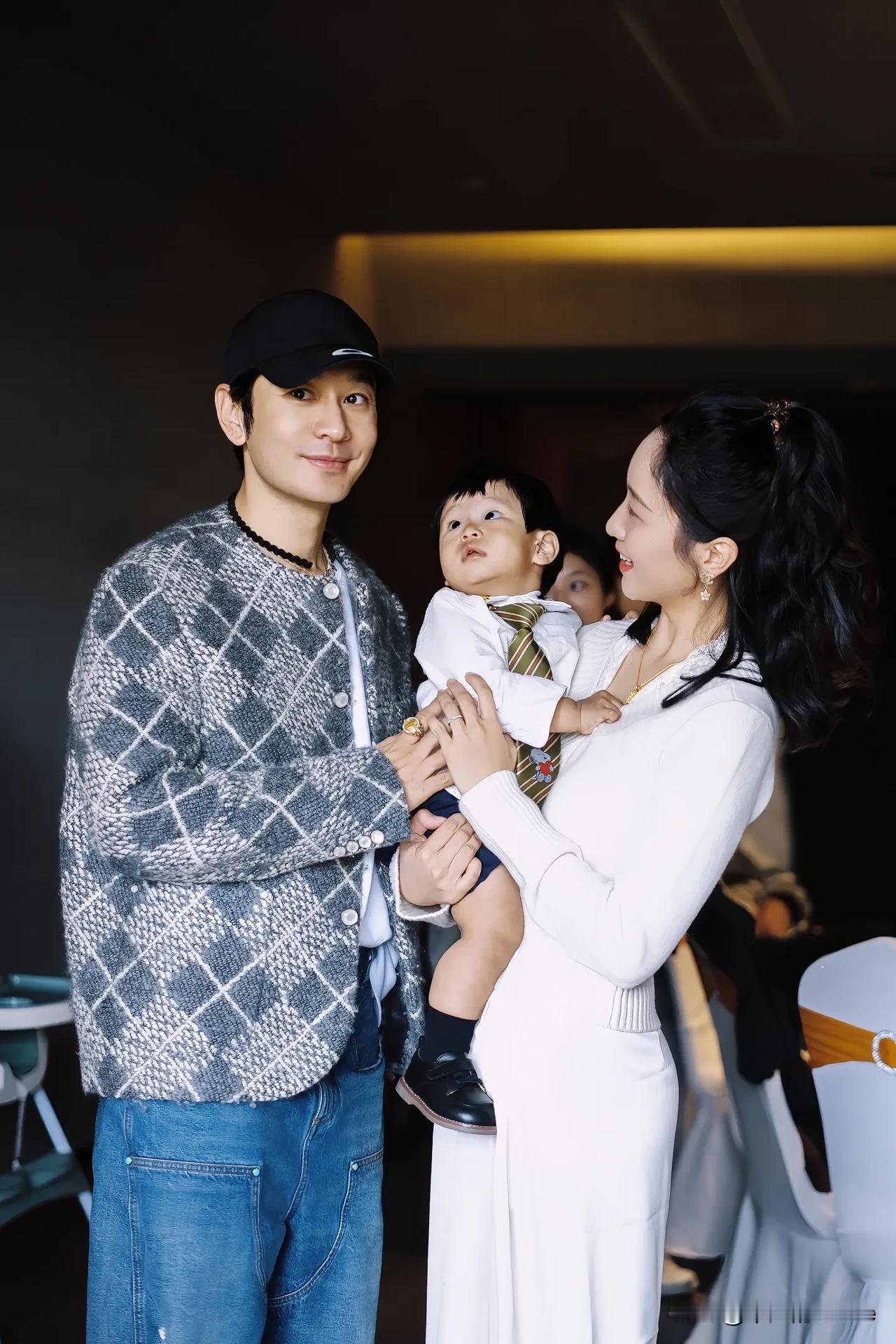 11月10日晚，黄晓明表弟张灵燊与弟媳晒出为儿子庆生的照片，夫妻俩感谢亲戚朋友们