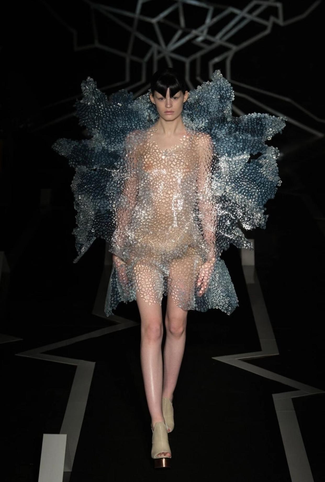 透视装也是越来越高级了看看，连泡泡塑料袋都搬上舞台了这不比纱网来的更高级