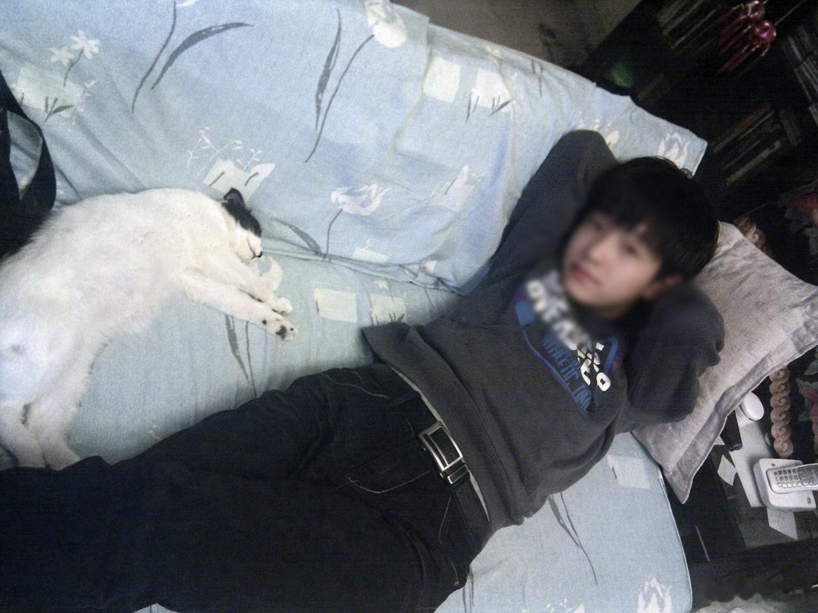 我和章喵呜刚认识的时候，就一起睡觉了。它肚子里这时候怀着六个崽。​​​