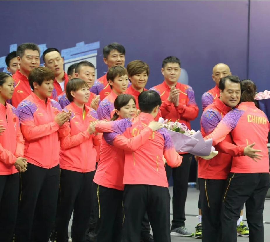 这是一张2017年的照片，当时孙颖莎正抱着即将离队的张琴教练难舍难分。你看，所有