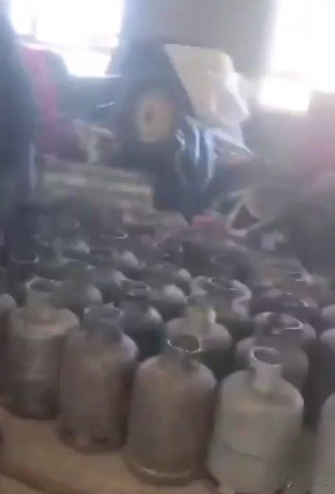 胡塞又把也门政府的窗户纸捅破了胡塞武装攻占了也门总统拉沙德·阿勒阿莱米的住所，