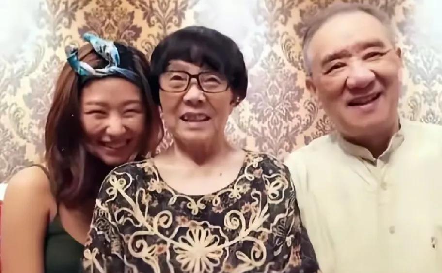 难得一见的老照片！刘欢女儿刘一丝和外公外婆的合影。1991年出生的她，早年