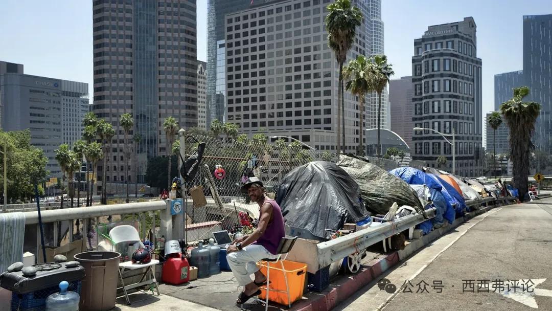 在美国为什么一个人会跌落到斩杀线之下？最核心的原因是刚性支出太高，储蓄太低。还是