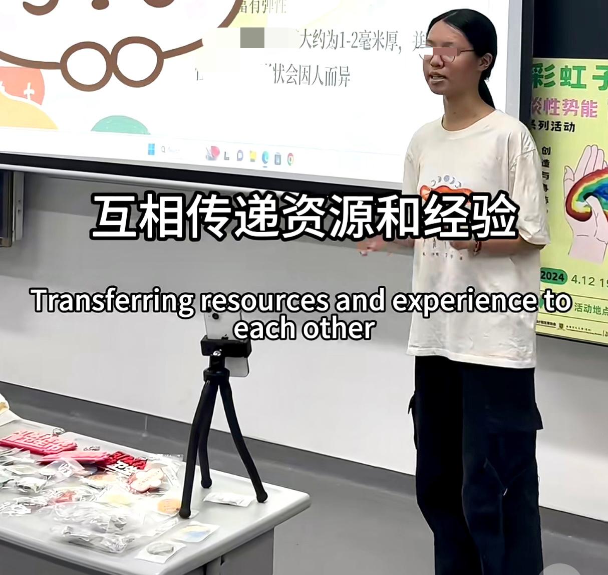 就读于美国女校、专注于国内维权的“彩虹小仙女”最近瞄上了国内高铁，揪着一个在露天