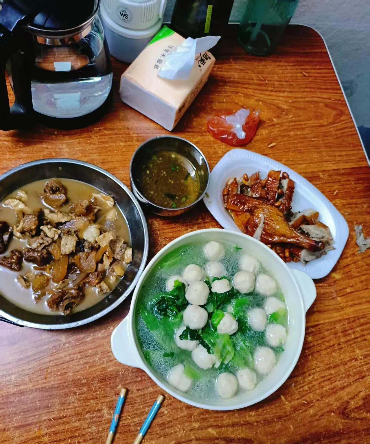 我老公买了一盘烧鸭，在吃饭前，他说了五六次，谁也不能抢他吃鸭腿。前天我发了15
