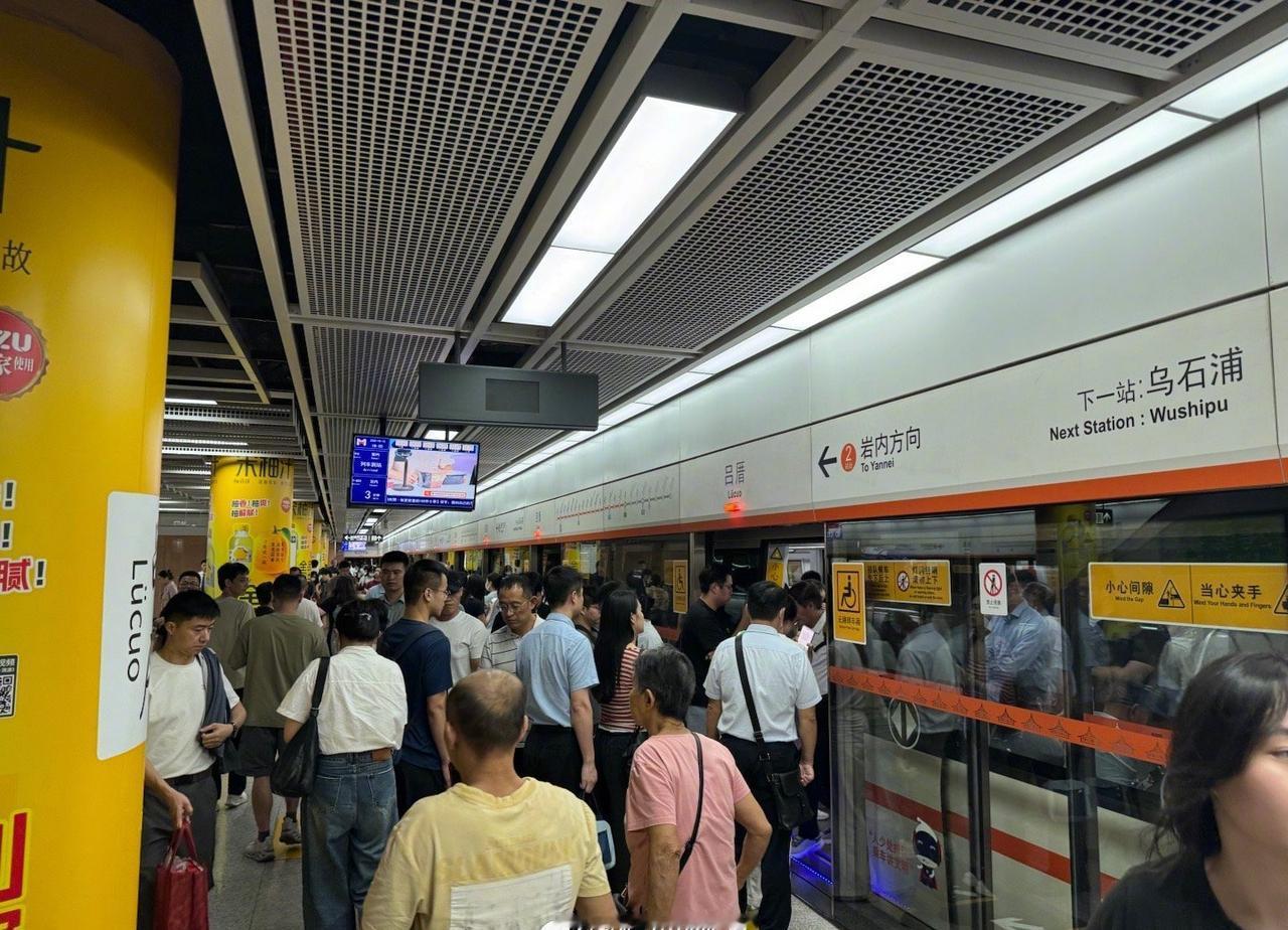 第一次上下班高峰期乘坐厦门地铁，观察了几站发现虽然厦门拥有地铁的时间不算长，但乘