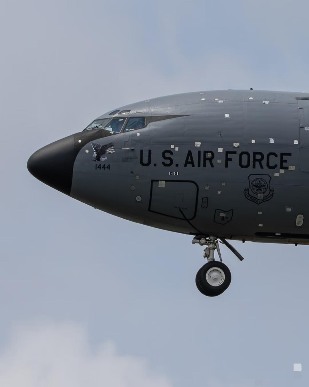 这架打满补丁的美军KC-135加油机，是在参加美伊战争后返回英国基地，修补完后飞