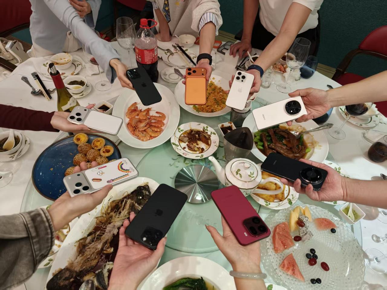 一张图看懂现在线下苹果手机的占比有多高[哭哭]过年公司聚餐，9个人里面，居然