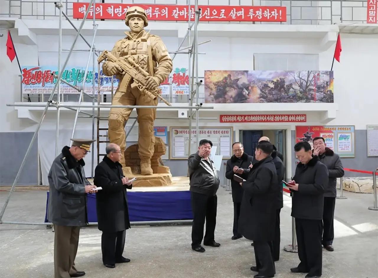 朝方领导人日前视察了万寿台创意协会，并亲自考察了人民军帮助俄军作战的功绩纪念馆雕