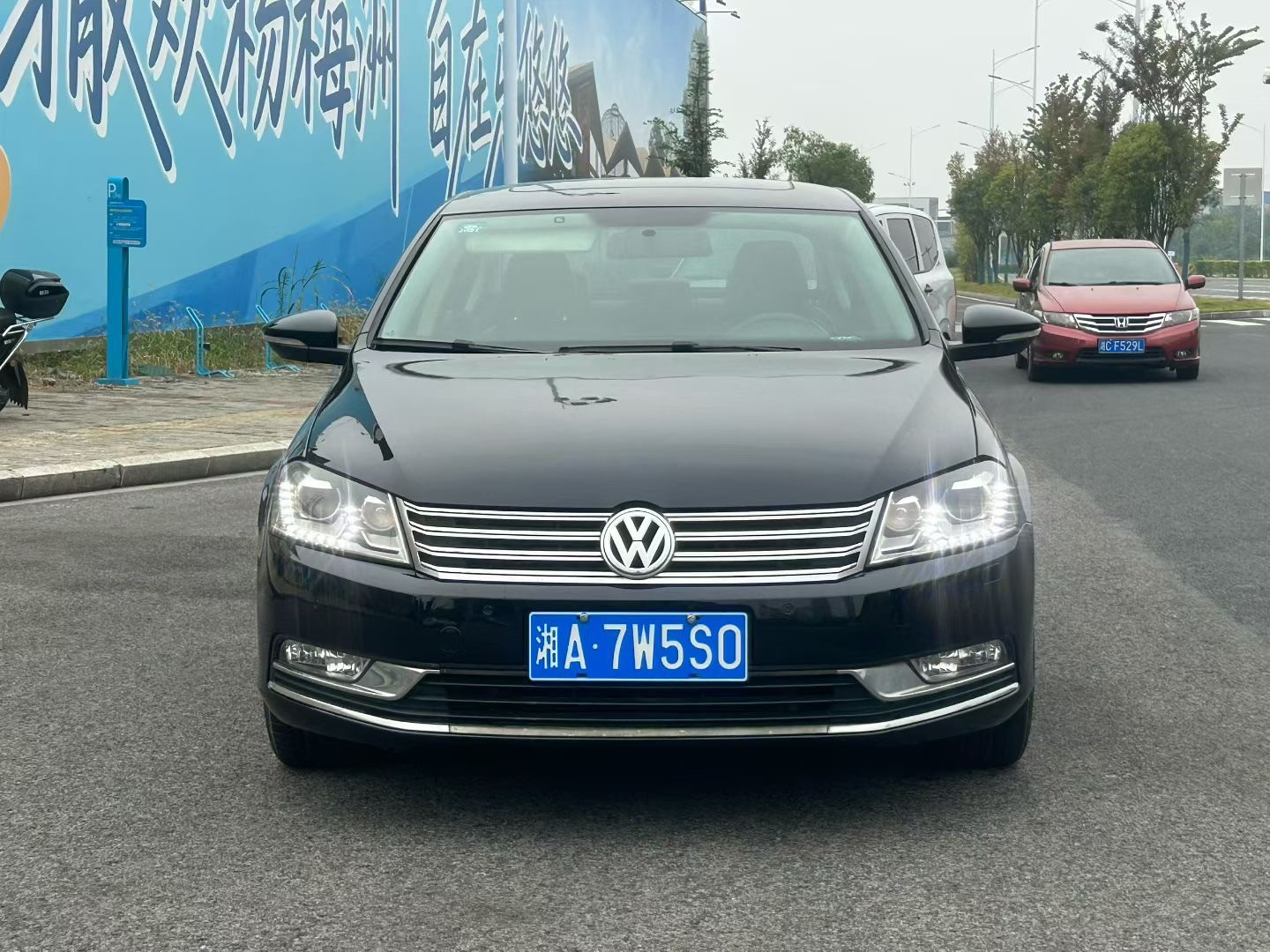 不畏浮云遮望眼，只因迈腾最经典，