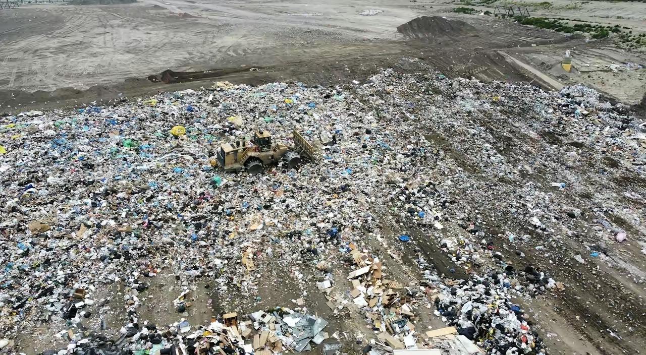 410万吨，255万立方米，能填满1000个国际标准泳池。深圳罗湖这座封存二十多