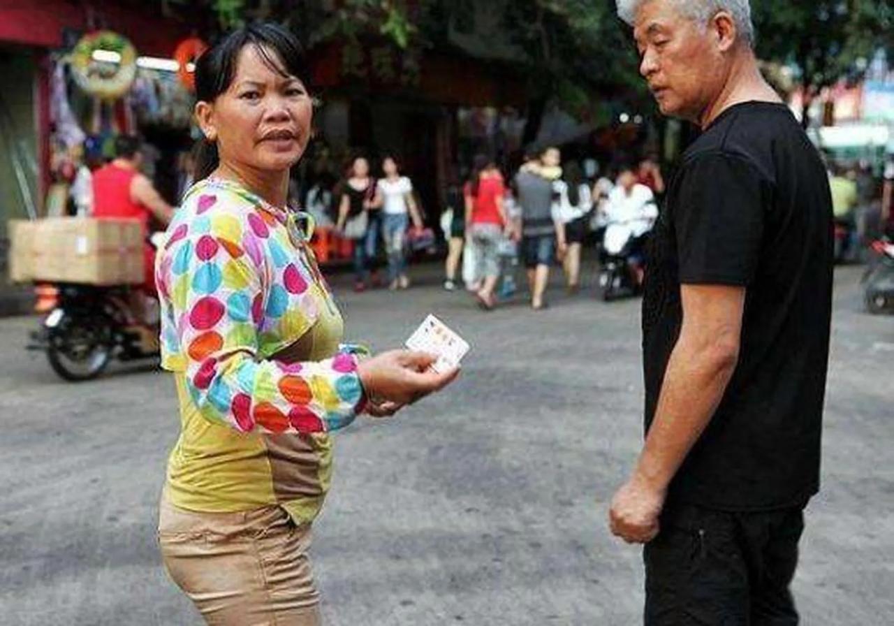 你在火车站遇到过拉客吗？20多年前我出差去省会，这是我第一次去省会，坐的火车是