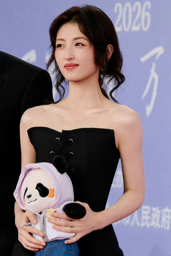 张子枫百花奖采访百花奖采访里的张子枫真的言之有物，聊起李晓这个角色，把家国情怀