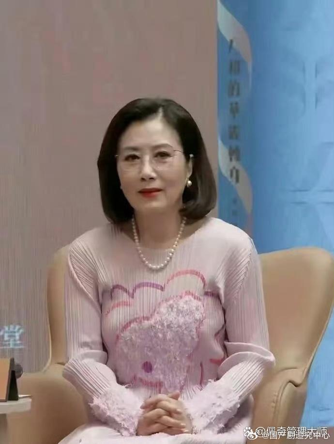 香港人真的很会保养，你敢相信这是快80岁的汪明荃？看起来好像40岁，这状态你觉得