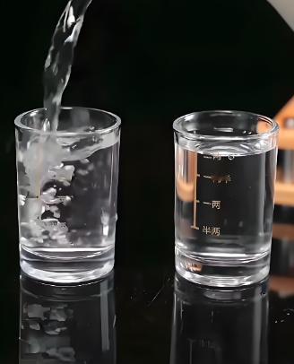 我大哥今年63岁了，一个人在农村老家待着，种了2亩地，喂了一池鱼，大嫂去城里帮女