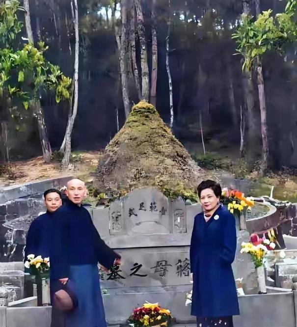 1949年，蒋介石和妻子宋美龄回浙江祭祖，此时此刻他心里已经明白返回大陆已无可能