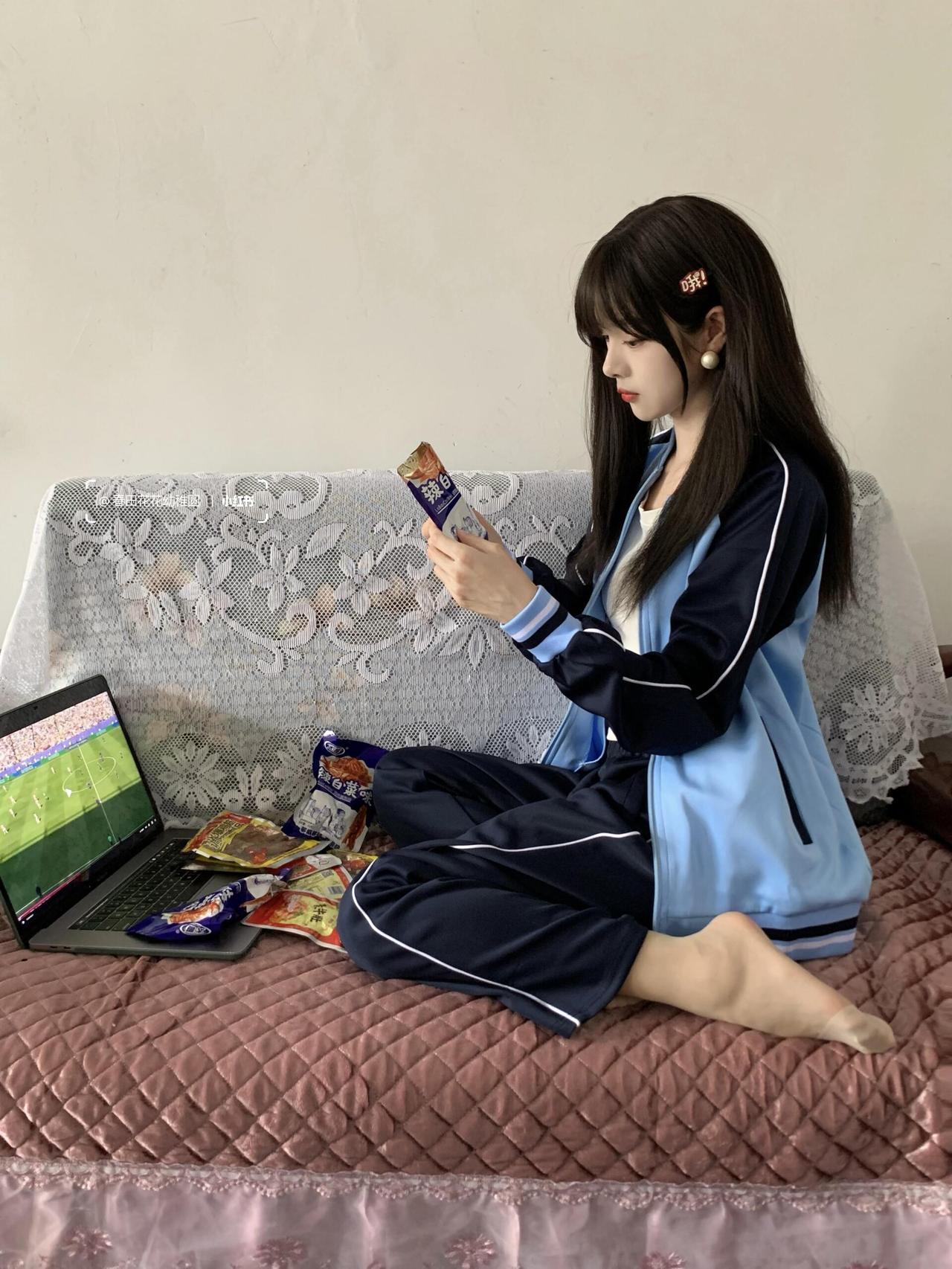 表妹宅在家看世界杯真舒服啊，光着脚丫配零食绝了！