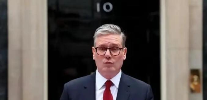 太离谱了！英国首相斯塔默一张嘴，直接把国际商界搅得天翻地覆。他当着全球媒体的