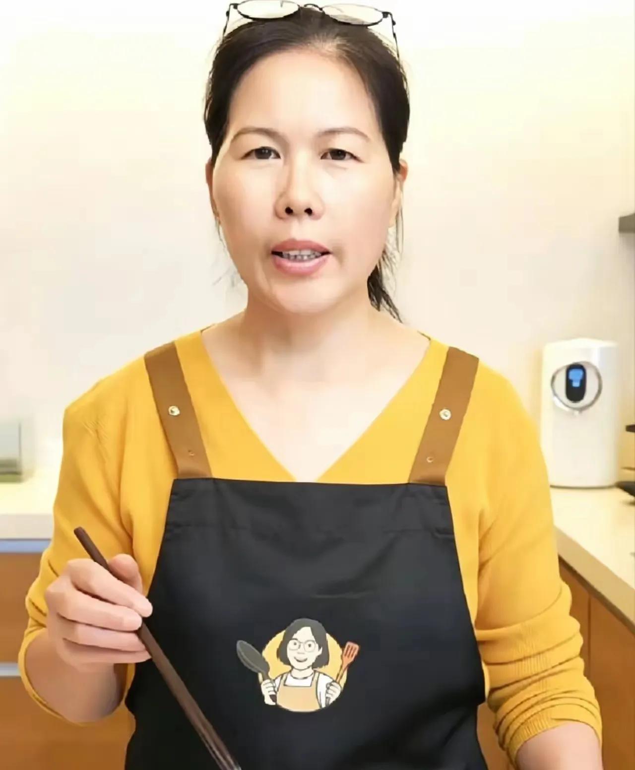 说实话小杨阿姨与她的嫂子颜值都一般，只是喜欢打扮，两人在网络上扮演美女。此前