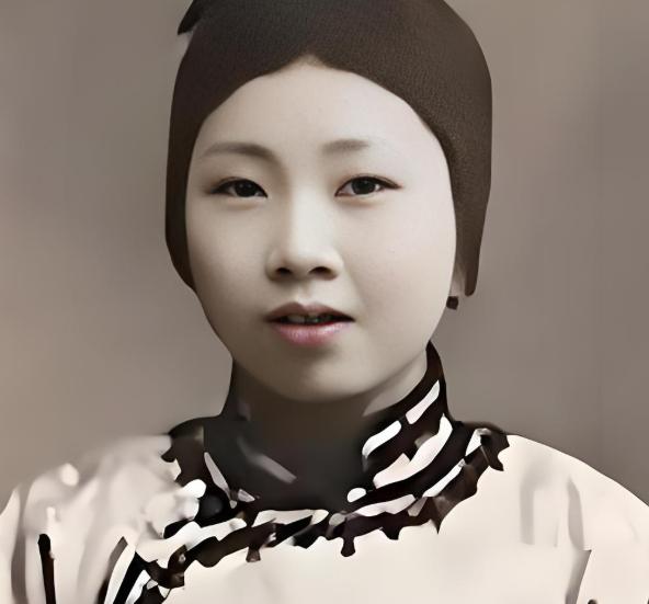 1904年，杭州富商之女章兰娟嫁给了一个穷书生，陪嫁三处豪宅及上万两白银，街坊邻