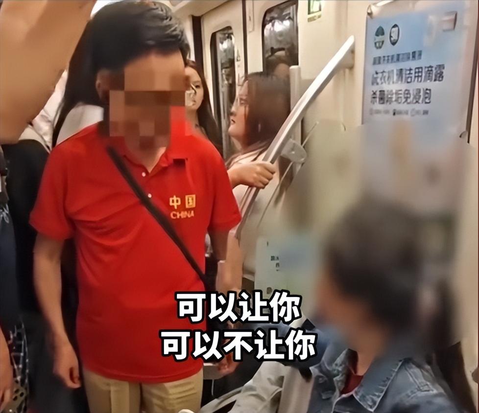 老人暴力抢座，官方回应硬核[赞]6月22日，成都地铁二号线发生大爷暴力抢座事
