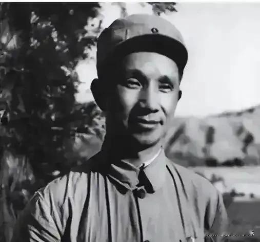 1977年，北京。粟裕刚刚吃完午饭，突然听到随员报告：“有个江西来的老同志叫陈兴