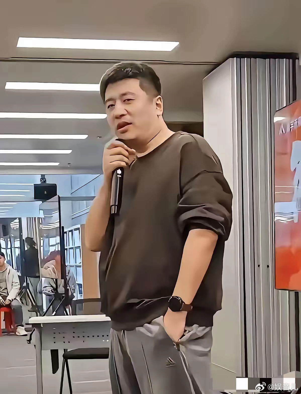 我同事老公刚好在张雪峰公司上班，今天突然就说老板走了，太突然了！他说，老张这个人