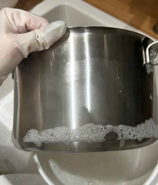 我懂，刚炒完菜锅还热着，顺手接点凉水一冲，听着“滋滋”声，感觉洗得又快又干净。但