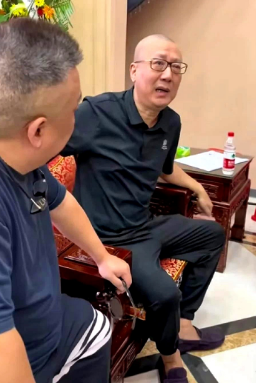 老汪直播突然爆料，杨议和郭德纲关系破裂，原因出在天津德云社开业安排上，