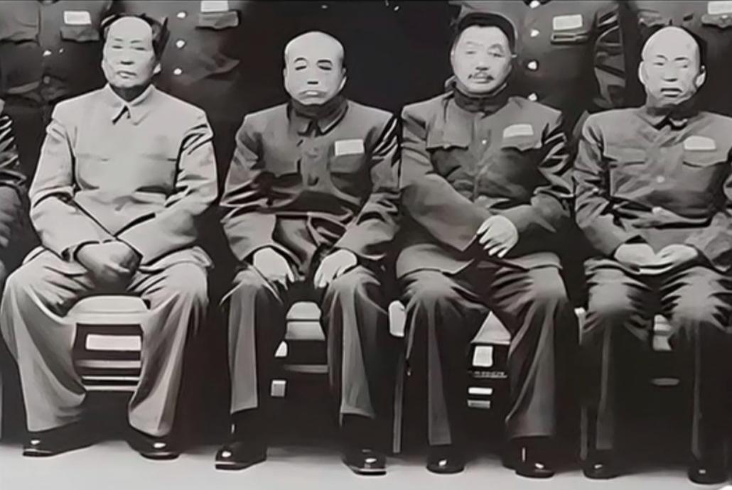 1954年10月18日，毛主席与湖南籍的三位国防委员会副主席彭德怀、贺龙、罗荣桓