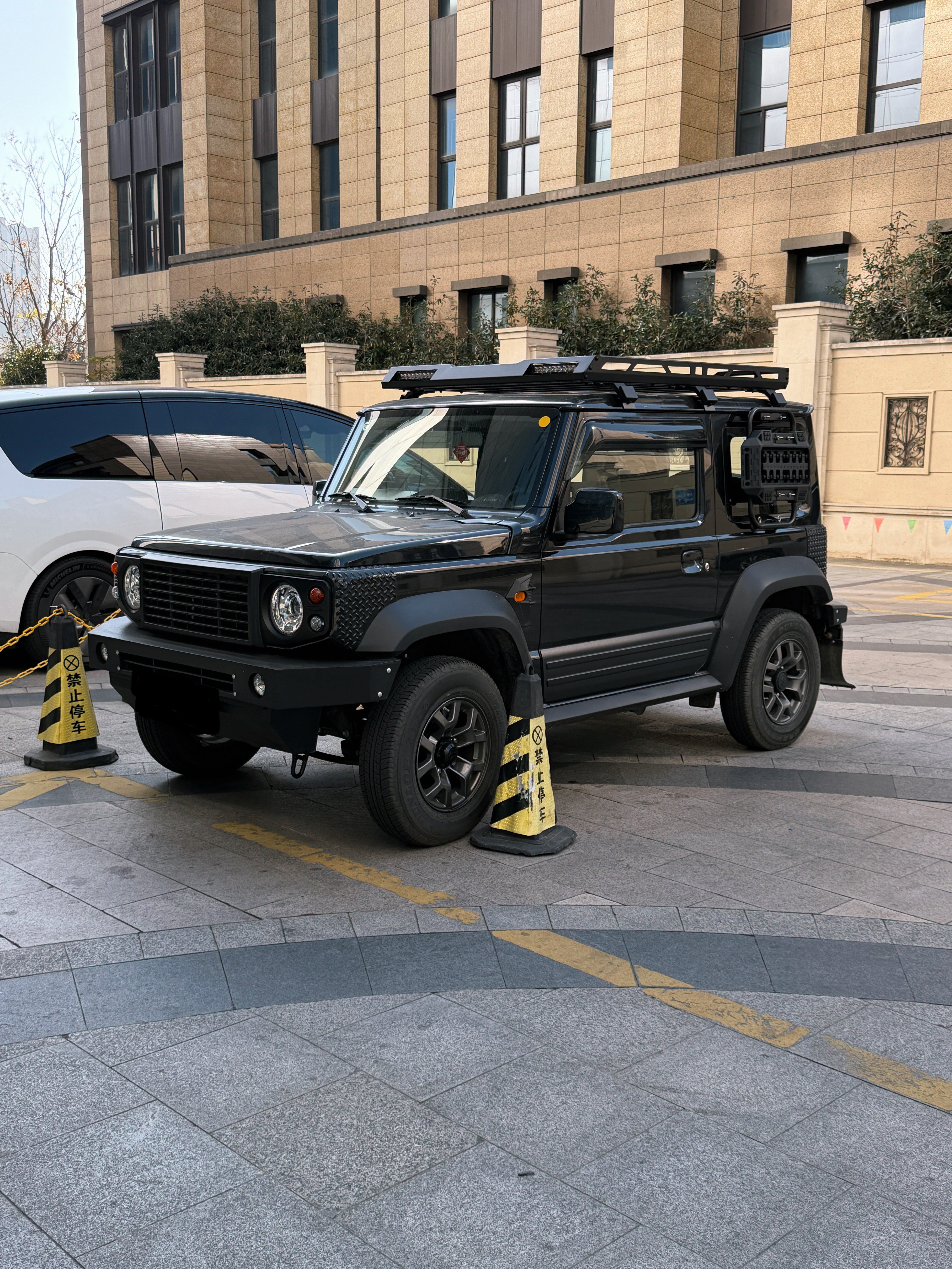 哇，改的是真不错办公室楼下惊现吉姆卫士实车奶凶奶凶的用了好多老路虎卫士的元素尤其